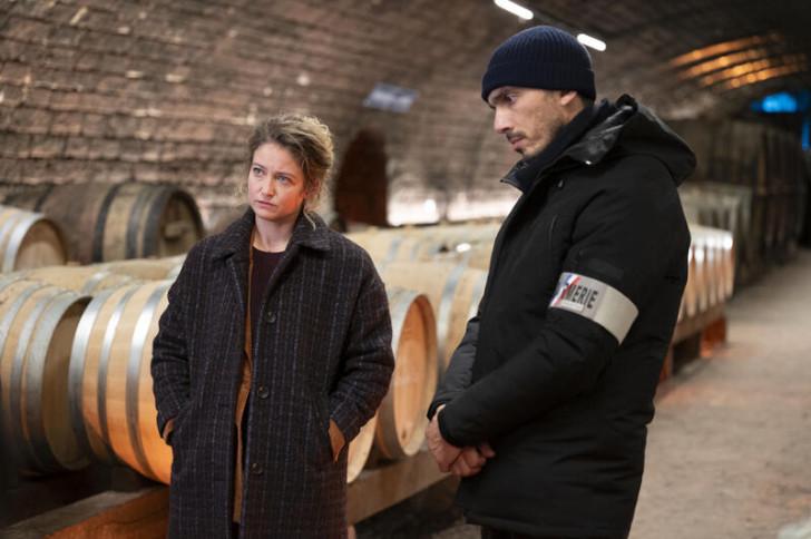 Sophie de Fürst et Samir Boitard enquêtant dans les caves d'un domaine viticole